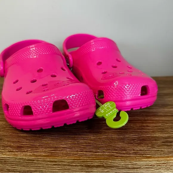 Crocs Classic Slip On Neon Highlighter Clog Hot Pink Girl’s j2 Junior 2 NEW NWT