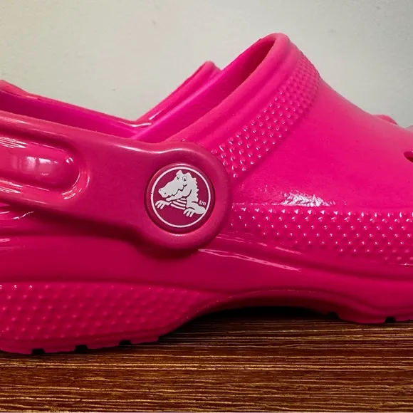 Crocs Classic Slip On Neon Highlighter Clog Hot Pink Girl’s j2 Junior 2 NEW NWT